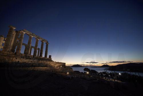 (ΞΕΝΗ ΔΗΜΟΣΙΕΥΣΗ) Ο Ναός του Ποσειδώνα με το νέο φωτισμό του κατά τη διάρκεια της τελετής των εγκαινίων του έργου φωταγώγησης, στο Σούνιο, παρουσία του Πρωθυπουργού Κυριάκου Μητσοτάκη (δεν εικονίζεται), τη Δευτέρα 16 Σεπτεμβρίου 2024. Τον νέο φωτισμό στο Ναό του Ποσειδώνα στο Σούνιο εγκαινίασε απόψε ο Πρωθυπουργός Κυριάκος Μητσοτάκης, παρουσία της Υπουργού...