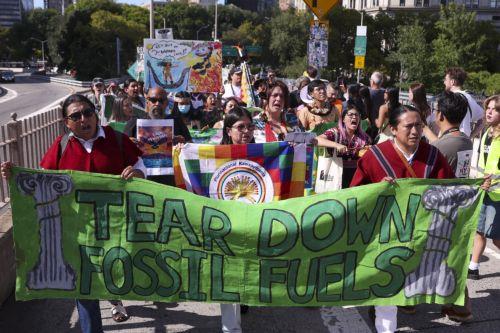 epa11616424 Global and youth climate activists march on the Brooklyn Bridge to protest fossil fuels in New York, New York, USA, 20 September 2024. This march kicks off a global week of climate strikes all over the world and in New York City, led by the organization Fridays for Future.  EPA/SARAH YENESEL