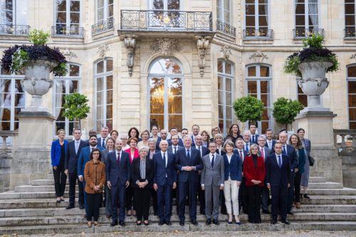 epa11628940 French Prime Minister Michel Barnier (C) flanked by Justice Minister Didier Migaud (C-L), Interior Minister Bruno Retailleau (C-R) and new cabinet's ministers pose for a group picture after a government seminar meeting held at Matignon Hotel in Paris, France, 27 September 2024. The new government of France's new Prime Minister Barnier was...