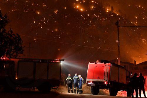 Φωτογραφία που δόθηκε στη δημοσιότητα την Δευτέρα 30 Σεπτεμβρίου 2024 από την φωτιά που ξέσπασε σε δασική έκταση στην περιοχή Άνω Λουτρό Κορινθίας, Κυριακή 29 Σεπτεμβρίου 2024. Σύμφωνα με την Πυροσβεστική, η φωτιά εκδηλώθηκε γύρω στις 10.51 σε δύσβατο σημείο, γεγονός που δυσχεραίνει το έργο των πυροσβεστικών δυνάμεων, χωρίς ωστόσο να απειλείται κατοικημένη...