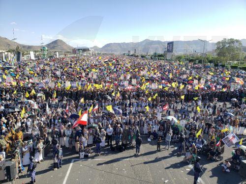 epa11641906 Houthi supporters take part in a protest in solidarity with the Lebanese and Palestinian people in Sana'a, Yemen, 04 October 2024. Thousands of people participated in the protest in solidarity with the Lebanese and Palestinian people and to condemn the US support for Israel's military operations in Lebanon and the Gaza Strip, amid the escalation...
