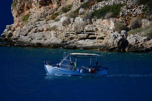 Ψαρόβαρκα πλέει ανοιχτά της παραλίας Καραθώνα, Ναύπλιο, Δευτέρα 7 Οκτωβρίου 2024. Υψηλή για την εποχή είναι η θερμοκρασία στην περιοχή του Ναυπλίου. ΑΠΕ-ΜΠΕ /ΑΠΕ-ΜΠΕ/ΜΠΟΥΓΙΩΤΗΣ ΕΥΑΓΓΕΛΟΣ