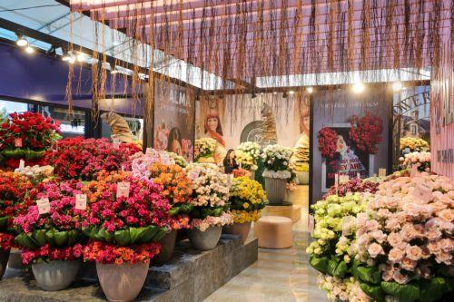 epa11650035 People attend the inauguration of the Expo Flor 2024, in Quito, Ecuador, 08 October 2024. Ecuador's flower industry, the world's third largest exporter of flowers, set the ambitious goal of doubling its exports by 2035, to reach 2 billion US dollar, compared to around 1 billion US dollar at present.  EPA/JosÃ© JÃ¡come
