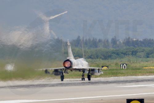 epa11657886 A Taiwan Air Force Mirage 2000 fighter jet prepares to take off inside the airbase in Hsinchu, Taiwan, 14 October 2024. China announced on 14 October that it will conduct the 'Joint Sword-2024B' military drills around Taiwan.  EPA/RITCHIE B. TONGO