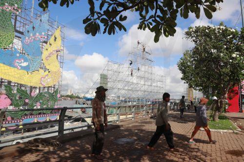 epa11667997 Cambodian workers install lights on a large boat in preparation for the annual Water Festival celebrations on the Tonle Sap River in Phnom Penh, Cambodia, 19 October 2024. The festival will see boat team from across Cambodia compete in races on the Mekong River. Water festival will run from 14 to 16 November 2024.  EPA/KITH SEREY