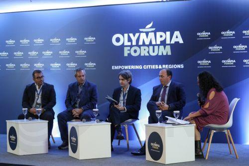 Ο Ανδρέας Φίλιας, Αντιπεριφερειάρχης Αγροτικής Ανάπτυξης, Περιφέρειας Δυτικής Ελλάδας,ο Θεόδωρος Μπένος, MedINA, Researcher, Zuyd University of Applied Sciences, ο Μιχάλης Καθαράκης, Αντιπρόεδρος, Περιφερειακό Συμβούλιο Έρευνας & Καινοτομίας Κρήτης, ο Γιάννης Μαυρουδής, Αντιπρόεδρος, Neuropublic, η Πηγή Γιακουμέλου, Δημοσιογράφος εφ. Πατρίς συζητούν κατά τη...