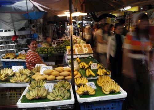 epa11672554 A fruit vendor waits for customers at a market in Bangkok, Thailand, 21 October 2024. Deputy Finance Minister Julapun Amornvivat said Thailand's economy has the potential to grow 3 percent in 2024, revised up from 2.7 percent of earlier projections, and will expand more in 2025, driven by the government's stimulus measures with temporarily...