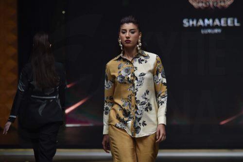 epa11678797 A model presents a creation by Shamaeel Ansari brand during the TEXPO 2024 fashion show in Karachi, Pakistan, 23 October 2024. TEXPO 2024 is hosting a two-day fashion show from October 23-24 at Hotel Pearl Continental in Karachi, focusing on innovation and sustainability in fashion under the theme "Weaving the Way to Sustainability." Featuring...