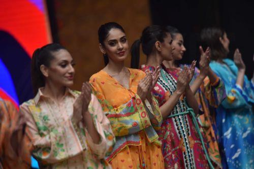 epa11678815 Models present creations by Sania Maskatiya during the TEXPO 2024 fashion show in Karachi, Pakistan, 23 October 2024. TEXPO 2024 is hosting a two-day fashion show from October 23-24 at Hotel Pearl Continental in Karachi, focusing on innovation and sustainability in fashion under the theme "Weaving the Way to Sustainability." Featuring over 20...