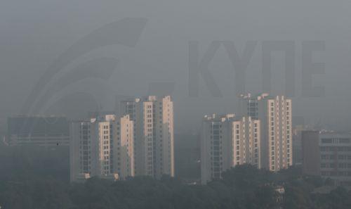 epa11689920 An aerial view of city engulfed in heavy smog, in New Delhi, India, 29 October 2024. According to the Central Pollution Control Board (CPCB), Delhi and the National Capital Region's Air Quality Index (AQI) slipped into the severe and very poor category.  EPA/RAJAT GUPTA