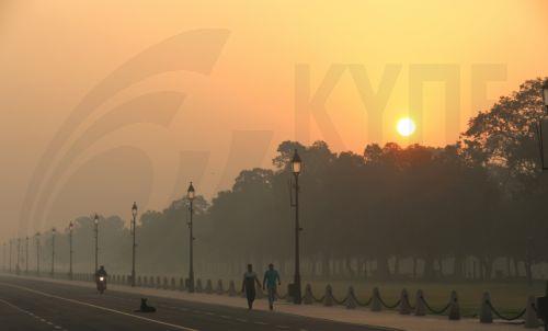 epa11689928 People walk as the city is engulfed in heavy smog at Rajpath, in New Delhi, India, 29 October 2024. According to the Central Pollution Control Board (CPCB), Delhi and the National Capital Region's Air Quality Index (AQI) slipped into the severe and very poor category.  EPA/RAJAT GUPTA