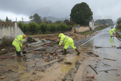 epaselect epa11690258 Several workers cleans the approach road to the village of Manuel after torrential rainfalls, in Valencia, eastern Spain, 29 October 2024. Heavy rains are hitting the region during the day.  EPA/NATXO FRANCES