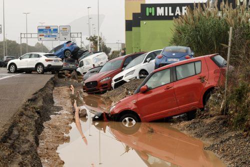 epa11692376 Damaged vehicles lie along a road in the flood-hit village of Picana, in the province of Valencia, eastern Spain, 30 October 2024. The intense rainfall impacting the eastern part of the country resulted in at least 62 lives being lost in the province of Valencia due to the flooding. The State Meteorological Agency (AEMET) has issued red alerts...