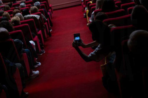 Κόσμος παρακολουθεί ομιλίες πριν την προβολή της ταινίας ''Maria'' με την οποία κάνει έναρξη του Φεστιβάλ Κινηματογράφου Θεσσαλονίκης, Πέμπτη 31 Οκτωβρίου 2024. Το Φεστιβάλ θα ανοίξει με την ταινία Maria του χιλιανού δημιουργού Πάμπλο Λαραΐν, με πρωταγωνίστρια την Αντζελίνα Τζολί. ΑΠΕ-ΜΠΕ/ΑΠΕ-ΜΠΕ/ΑΧΙΛΛΕΑΣ ΧΗΡΑΣ