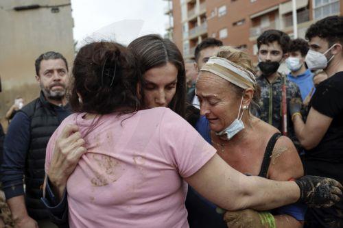 epaselect epa11698784 Spain's Queen Letizia consoles a woman during her visit to Paiporta, eastern Spain, 03 November 2024. A crowd of angry citizens tossed mud and shouted insults at Spainâ€™s King Felipe VI, Queen Letizia, and government officials when they paid their first visit to Paiporta following the recent floods in Valencia and neighboring...