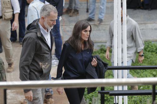 epa11699187 Spain's King Felipe (L) and Queen Letizia leave after visiting the emergency center in l'Eliana, Valencia, eastern Spain, 03 November 2024, where efforts are coordinated in response to the heavy rains and flash floods that impacted the region. A crowd of angry citizens tossed mud and shouted insults at the Spanish king, queen, and government...