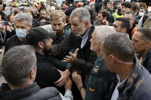 epa11699258 Spain's King Felipe (C) consoles a resident during his visit to Paiporta, in the province of Valencia, eastern Spain, 03 November 2024. A crowd of angry citizens tossed mud and shouted insults at the Spanish king and government officials when they paid their first visit to Paiporta following the recent floods in Valencia and neighboring...