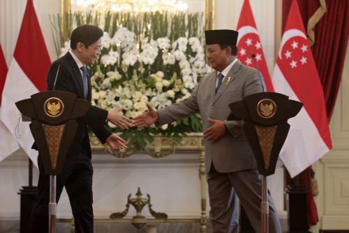 epa11704515 Indonesian President Prabowo Subianto (R) shakes hands with Singaporeâ€™s Prime Minister and Minister for Finance Lawrence Wong after their joint press conference at the Presidential Palace in Jakarta, Indonesia, 06 November 2024. Wong is on an official visit to Jakarta from 05 to 06 November.  EPA/ADI WEDA