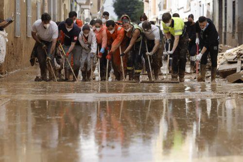 epaselect epa11707207 Volunteers help with cleaning works in the flood-hit municipality of Massanassa, Valencia, Spain, 07 November 2024. The devastating floods in Valencia and neighboring provinces have caused at least 219 fatalities, as efforts continue to search for missing people, provide supplies, and care for the victims after the DANA (high-altitude...