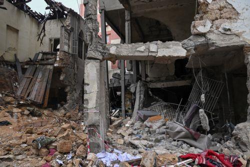 epa11728474 Damage to a building is visible after an Israeli airstrike in the Zuqaq al-Blat district in central Beirut, Lebanon, 19 November 2024. Lebanon's state-run National News Agency reported that two missiles struck the central district of Zuqaq al-Blat and according to the Lebanese Ministry of Health, five persons were killed and thirty-one others...