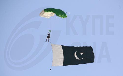 epa11733244 A Pakistan Navy paratrooper demonstrates his skills during a drill in Karachi, Pakistan, 21 November 2024.  EPA/REHAN KHAN