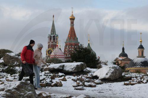 epa11739962 People walk at Zaryadye Park outside the Kremlin in Moscow, Russia, 25 November 2024. Temperatures in Moscow dropped to minus four degrees Celsius.  EPA/MAXIM SHIPENKOV