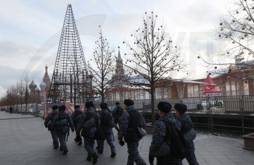epa11739969 Russian police officers patrol the Red Square outside the Kremlin in Moscow, Russia, 25 November 2024. Temperatures in Moscow dropped to minus four degrees Celsius.  EPA/MAXIM SHIPENKOV