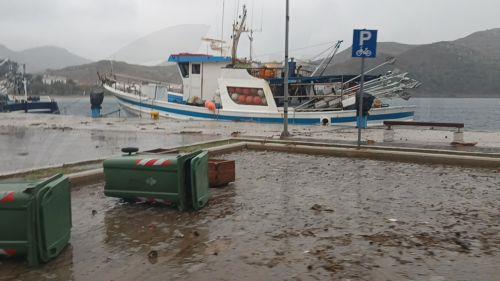Σκουπιδοτενεκέδες αναποδογυρισμένοι σε λιμάνι, σε περιοχή της Λήμνου, την Κυριακή 1 Δεκεμβρίου 2024. Η περιοχή του Κοντιά και το Θάνος, όπως και πολλές περιοχές έχουν υποστεί μεγάλες ζημιές. Σε κατάσταση έκτακτης ανάγκης είναι τις τελευταίες ώρες το νησί της Λήμνου καθώς η κακοκαιρία BORA είναι ακόμα σε εξέλιξη. Από το πέρασμά της δύο άνθρωποι έχασαν τη ζωή...