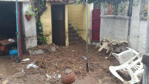 Φερτά υλικά σε αυλή σπιτιού σε περιοχή της Λήμνου, την Κυριακή 1 Δεκεμβρίου 2024. Η περιοχή του Κοντιά και το Θάνος, όπως και πολλές περιοχές έχουν υποστεί μεγάλες ζημιές. Σε κατάσταση έκτακτης ανάγκης είναι τις τελευταίες ώρες το νησί της Λήμνου καθώς η κακοκαιρία BORA είναι ακόμα σε εξέλιξη. Από το πέρασμά της δύο άνθρωποι έχασαν τη ζωή τους ενώ πολλές...