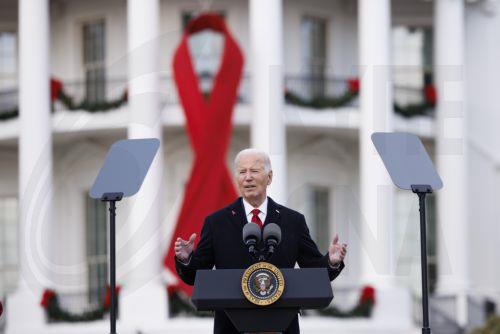 epaselect epa11752570 US President Joe Biden gives remarks during an event to commemorate World AIDS Day on the South Lawn of the White House in Washington, DC, US, 01 December 2024. Biden is unveiling the AIDS Memorial Quilt to recognize those who have died due to AIDS-related illnesses.  EPA/Aaron Schwartz / POOL