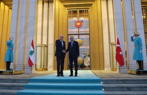 epa11783955 Turkish President Recep Tayyip Erdogan (L) and Lebanese Prime Minister Najib Mikati (R) pose for a photo during a welcome ceremony at the Presidential Palace in Ankara, Turkey, 18 December 2024.  EPA/NECATI SAVAS