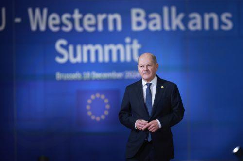 epa11784059 German Chancellor Olaf Scholz arrives at the EU-Western Balkans Summit in Brussels, Belgium, 18 December 2024. EU and Western Balkans leaders are meeting in Brussels to discuss strengthening regional cooperation and partnerships.  EPA/OLIVIER HOSLET