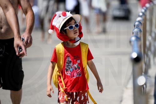 epa11792674 People celebrate Christmas Day at Bondi Beach in Sydney, Australia, 25 December 2024.  EPA/BIANCA DE MARCHI AUSTRALIA AND NEW ZEALAND OUT