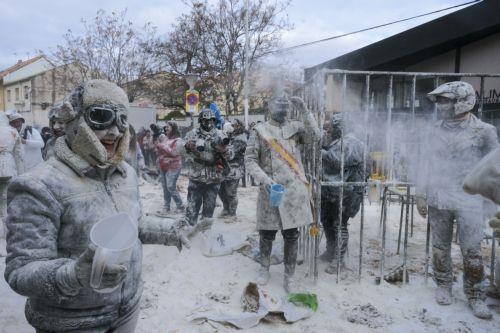 epa11795734 People covered in flour celebrate the traditional fest called 'The floured ones' (Els Enfarinats) in Ibi, Alicante, Valencia, Spain, 28 December 2024. The fest is celebrated during the 'Dia de los Santos Inocentes' (Saint Innocents Day), the Spanish version of April Fools' Day, and people battle among themselves with fireworks, flour and eggs. ...
