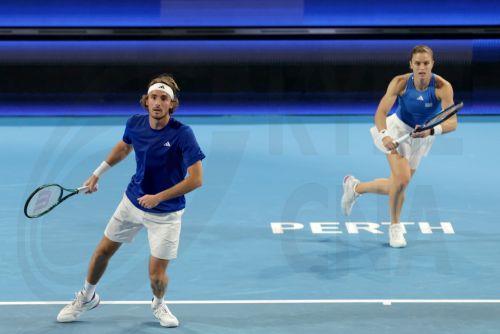 epa11795987 Stefanos Tsitsipas (L) and Maria Sakkari of Greece in action during the group stage mixed doubles match of Greece against Spain in the United Cup tennis tournament in Perth, Australia, 28 December 2024.  EPA/RICHARD WAINWRIGHT  AUSTRALIA AND NEW ZEALAND OUT