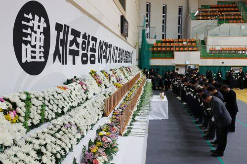 epa11798542 Mourners pay tribute to the victims of the 29 December Jeju Air plane crash at a joint memorial altar at Muan Sports Center in Muan, South Korea, 30 December 2024. According to the South Korea National Fire Agency (NFA), a passenger jet carrying 181 people erupted in flames after going off the runway at an airport in South Korea's southwestern...