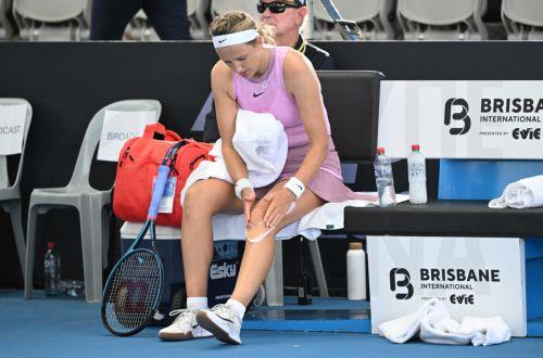 epa11801946 Victoria Azarenka of Belarus checks her injury during her match against Marie Bouzkova of the Czech Republic at the Brisbane International tennis tournament at the Queensland Tennis Centre in Brisbane, Australia, 02 January 2025.  EPA/DARREN ENGLAND AUSTRALIA AND NEW ZEALAND OUT