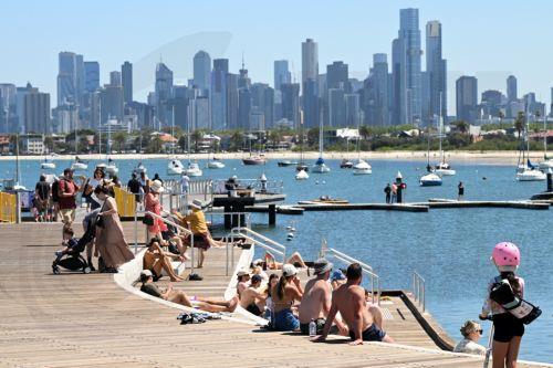 epaselect epa11802923 People sunbathe on St Kilda Pier in Melbourne, Australia, 03 January 2025.  EPA/JAMES ROSS AUSTRALIA AND NEW ZEALAND OUT