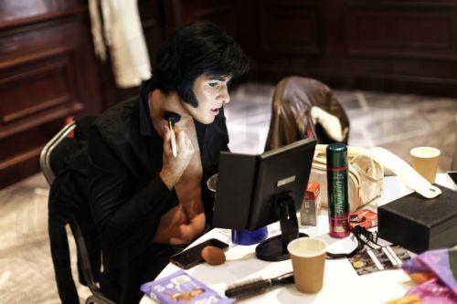 epa11804999 Contestant Charlie Harper applies make-up backstage during the European Elvis Championships 2025 in Birmingham, Britain, 03 January 2025. Tribute artists are competing in 24 acts, portraying different Elvis 'eras', for the title of Europe's best Elvis Presley tribute at the championship held near the US musician's birthday. The competition takes...