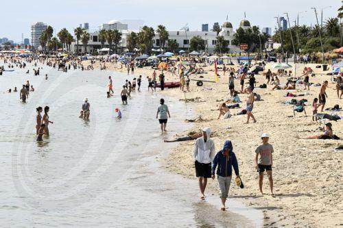 epa11805100 People spend their time on St Kilda beach, outside Melbourne, Australia, 04 January 2025.  EPA/JAMES ROSS  AUSTRALIA AND NEW ZEALAND OUT