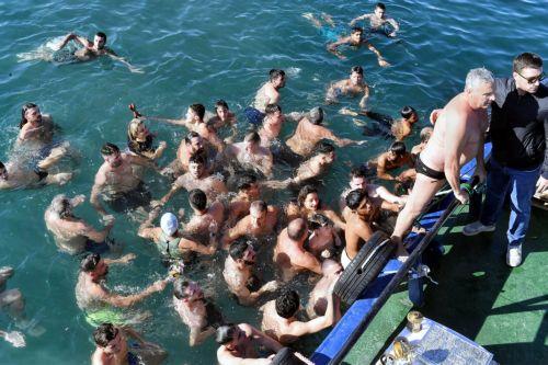 Άνδρες βούτηξαν στη θάλασσα για να πιάσουν το Σταυρό στην τελετή Αγιασμού των Υδάτων ανήμερα των Θεοφανείων, στο λιμάνι της Κορίνθου, Δευτέρα 6 Ιανουαρίου 2025. ΑΠΕ-ΜΠΕ/ΑΠΕ-ΜΠΕ/ΒΑΣΙΛΗΣ ΨΩΜΑΣ