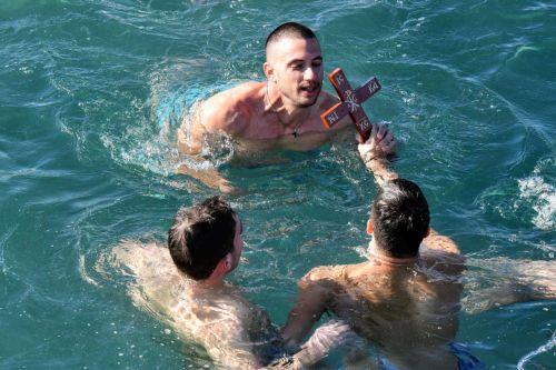 Άνδρες βούτηξαν στη θάλασσα για να πιάσουν το Σταυρό στην τελετή Αγιασμού των Υδάτων ανήμερα των Θεοφανείων, στο λιμάνι της Κορίνθου, Δευτέρα 6 Ιανουαρίου 2025. ΑΠΕ-ΜΠΕ/ΑΠΕ-ΜΠΕ/ΒΑΣΙΛΗΣ ΨΩΜΑΣ