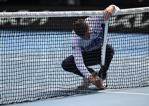 epa11837721 A broken net causes play to be suspended during an Australian Open round 4 match between Holger Rune of Denmark and Jannik Sinner of Italy, at Melbourne Park in Melbourne, Australia, 20 January 2025.  EPA/JAMES ROSS AUSTRALIA AND NEW ZEALAND OUT