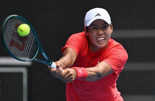 epa11837731 Learner Tien of the USA in action during his round 4 match against Lorenzo Sonego of Italy during the 2025 Australian Open at Melbourne Park in Melbourne, Australia, 20 January 2025.  EPA/LUKAS COCH  AUSTRALIA AND NEW ZEALAND OUT