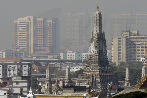epa11837733 A general view of Wat Arun (Temple of Dawn) as Bangkok is shrouded by air pollution of fine particulate matter, Thailand, 20 January 2025. Bangkok Governor Chadchart Sittipunt urged people to work from home on 20 and 21 January, to cope with PM2.5 fine dust air pollution which has been increasing continuously for several days to unhealthy...