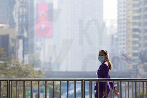 epa11837756 A pedestrian wears a protective mask amid heavy air pollution in Bangkok, Thailand, 20 January 2025. Bangkok Governor Chadchart Sittipunt urged people to work from home on 20 and 21 January, to cope with PM2.5 fine dust air pollution which has been increasing continuously for several days to unhealthy levels.  EPA/NARONG SANGNAK
