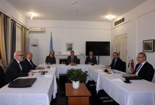 Ο Πρόεδρος της Δημοκρατίας Νίκος Χριστοδουλίδης και ο Τουρκοκύπριος ηγέτης Ερσίν Τατάρ συναντήθηκαν σήμερα, στην οικία του Ειδικού Αντιπροσώπου του ΓΓ του ΟΗΕ στην Κύπρο, Κόλιν Στιούαρτ, στην υπό την προστασία των ΗΕ περιοχή του παλιού αεροδρομίου Λευκωσίας, Δευτέρα 20 Ιανουαρίου 2025. 