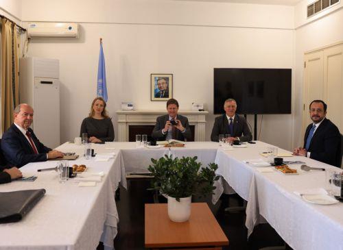 Ο Πρόεδρος της Δημοκρατίας Νίκος Χριστοδουλίδης και ο Τουρκοκύπριος ηγέτης Ερσίν Τατάρ συναντήθηκαν σήμερα, στην οικία του Ειδικού Αντιπροσώπου του ΓΓ του ΟΗΕ στην Κύπρο, Κόλιν Στιούαρτ, στην υπό την προστασία των ΗΕ περιοχή του παλιού αεροδρομίου Λευκωσίας, Δευτέρα 20 Ιανουαρίου 2025.