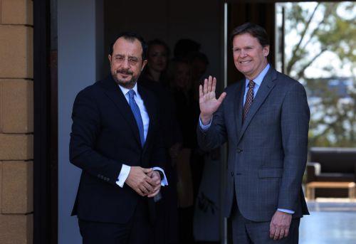 Ο Πρόεδρος της Δημοκρατίας Νίκος Χριστοδουλίδης και ο Τουρκοκύπριος ηγέτης Ερσίν Τατάρ συναντήθηκαν σήμερα, στην οικία του Ειδικού Αντιπροσώπου του ΓΓ του ΟΗΕ στην Κύπρο, Κόλιν Στιούαρτ, στην υπό την προστασία των ΗΕ περιοχή του παλιού αεροδρομίου Λευκωσίας, Δευτέρα 20 Ιανουαρίου 2025.