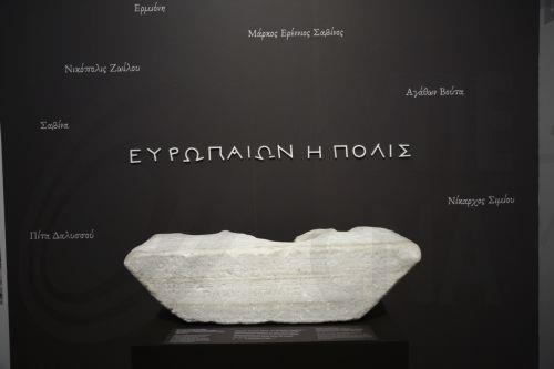 Μαρμάρινο ενεπίγραφο βάθρο προς τιμήν Μικύνιου Ρούφου, 108/107 π.Χ στον εκθεσιακό σταθμό «ΕΥΡΩΠΑΙΩΝ Η ΠΟΛΙΣ» στο Εθνικό Αρχαιολογικό Μουσείο, Δευτέρα 20 Ιανουαρίου 2025. ΑΠΕ-ΜΠΕ/ΑΠΕ-ΜΠΕ/ΓΙΑΝΝΗΣ ΚΟΛΕΣΙΔΗΣ